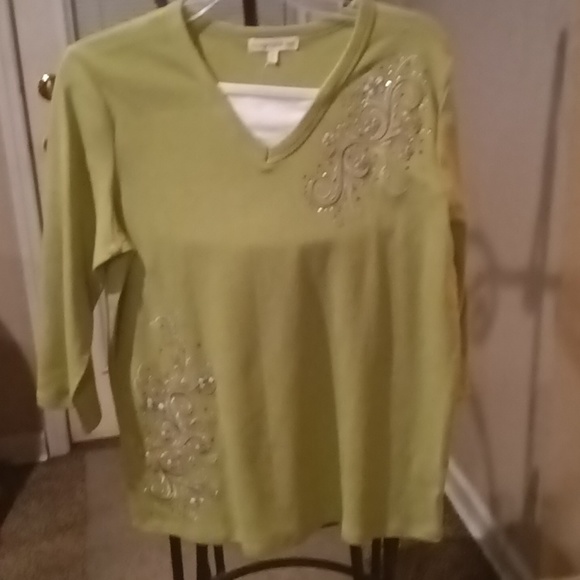 NWT Margaux & Lexi pea green blouse w country swirls & shimmers Size Medium - Picture 6 of 9